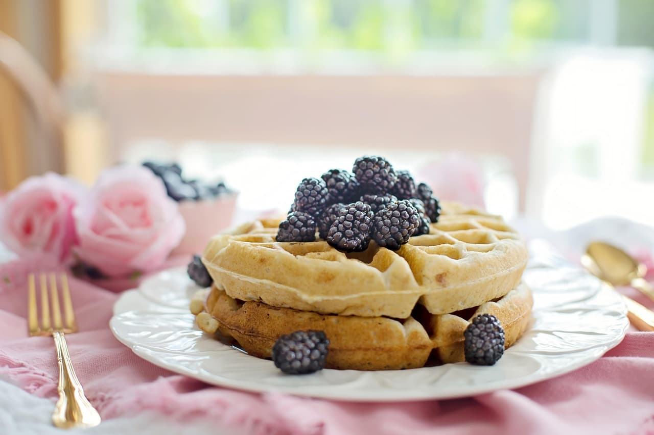 Brunch mit frischen Waffeln und Beeren
