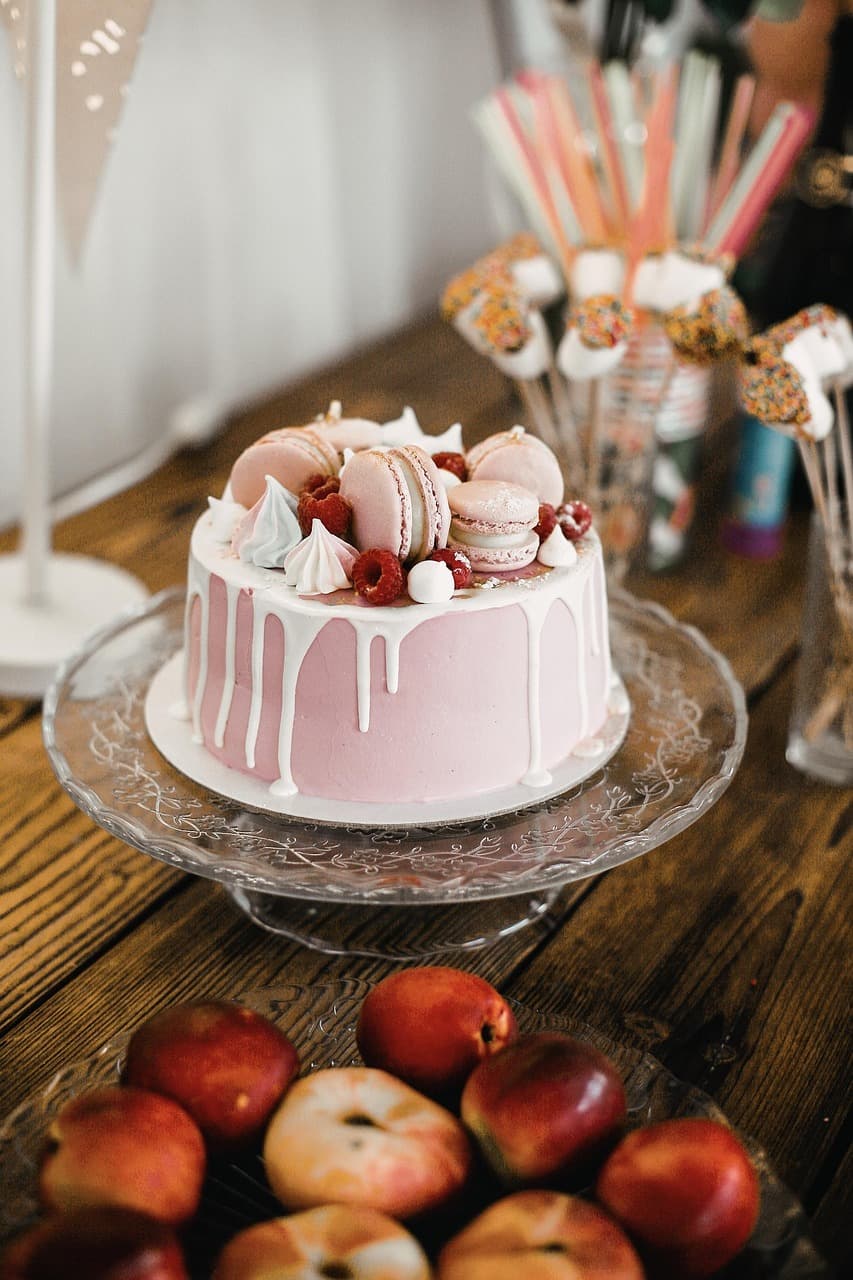 Festliche Torte mit Macarons für besondere Anlässe