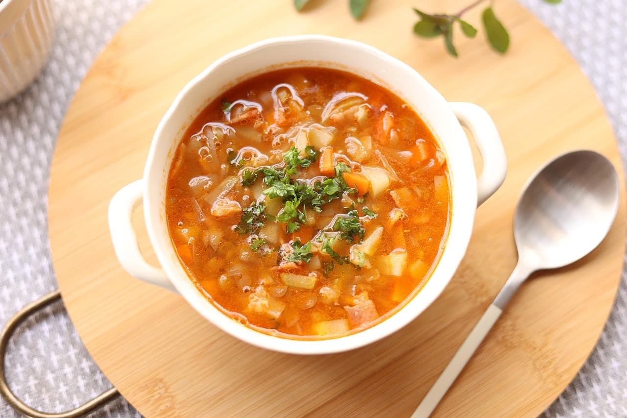 Schüssel mit herzhafter Gemüsesuppe