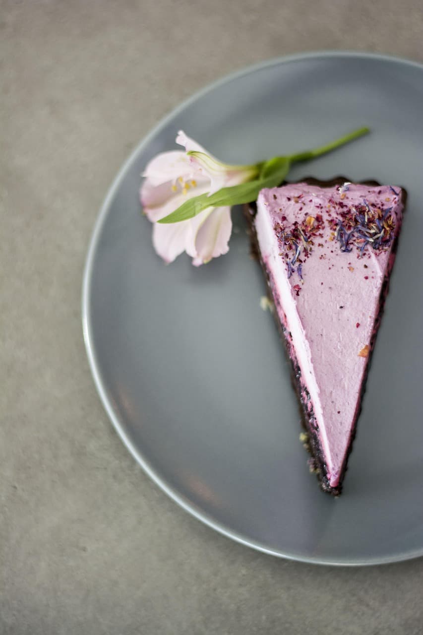 Stück hausgemachte Sahnetorte auf einem Teller